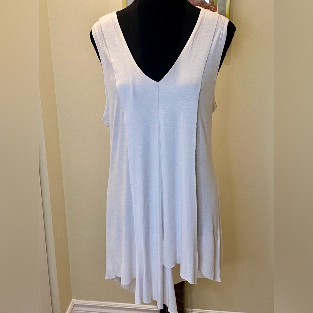 Cable & Gauge White V-Neck Asymmetrical Tank Top -Size XL